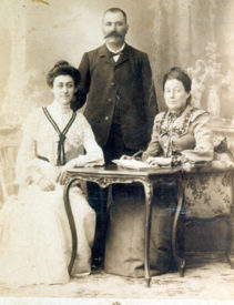 Charles Clément, Joséphine (Marie) Bernède et leur fille Clémence, vers 1900